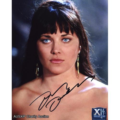 Photo: Autographed Lucy Lawless Xena 8 x 10 #2 [Starship] [W]