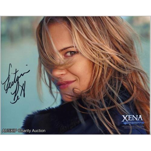 Autographed Victoria Pratt (Queen Cyane - Queen of the Northern Amazon Tribe) Photo [Starship]